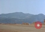Standbild lt Col Gilbert O Wymond und Fliegern der 65th Fighter Squadron Korsika Frankreich, 1944, aus Sekunde 61 historischem Filmmaterial Videoclip 65675049831