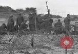 Standbild Deutsche Kriegsgefangene gesucht wird Normandie Frankreich, 1944, aus Sekunde 26 historischem Filmmaterial Videoclip 65675049840