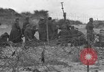 Standbild Deutsche Kriegsgefangene gesucht wird Normandie Frankreich, 1944, aus Sekunde 27 historischem Filmmaterial Videoclip 65675049840