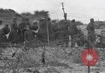 Standbild Deutsche Kriegsgefangene gesucht wird Normandie Frankreich, 1944, aus Sekunde 28 historischem Filmmaterial Videoclip 65675049840