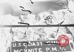 Standbild amerikanischer Soldaten in der Normandie beachhead Normandie Frankreich, 1944, aus Sekunde 1 historischem Filmmaterial Videoclip 65675049841