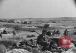 Standbild amerikanischer Soldaten in der Normandie beachhead Normandie Frankreich, 1944, aus Sekunde 4 historischem Filmmaterial Videoclip 65675049841