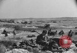 Standbild amerikanischer Soldaten in der Normandie beachhead Normandie Frankreich, 1944, aus Sekunde 5 historischem Filmmaterial Videoclip 65675049841