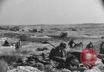 Standbild amerikanischer Soldaten in der Normandie beachhead Normandie Frankreich, 1944, aus Sekunde 6 historischem Filmmaterial Videoclip 65675049841