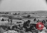 Standbild amerikanischer Soldaten in der Normandie beachhead Normandie Frankreich, 1944, aus Sekunde 7 historischem Filmmaterial Videoclip 65675049841
