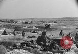Standbild amerikanischer Soldaten in der Normandie beachhead Normandie Frankreich, 1944, aus Sekunde 8 historischem Filmmaterial Videoclip 65675049841