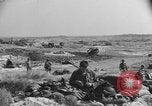 Standbild amerikanischer Soldaten in der Normandie beachhead Normandie Frankreich, 1944, aus Sekunde 9 historischem Filmmaterial Videoclip 65675049841