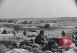 Standbild amerikanischer Soldaten in der Normandie beachhead Normandie Frankreich, 1944, aus Sekunde 10 historischem Filmmaterial Videoclip 65675049841