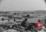 Standbild amerikanischer Soldaten in der Normandie beachhead Normandie Frankreich, 1944, aus Sekunde 11 historischem Filmmaterial Videoclip 65675049841