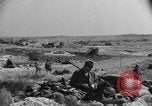 Standbild amerikanischer Soldaten in der Normandie beachhead Normandie Frankreich, 1944, aus Sekunde 13 historischem Filmmaterial Videoclip 65675049841