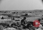 Standbild amerikanischer Soldaten in der Normandie beachhead Normandie Frankreich, 1944, aus Sekunde 14 historischem Filmmaterial Videoclip 65675049841