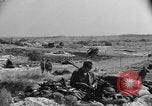 Standbild amerikanischer Soldaten in der Normandie beachhead Normandie Frankreich, 1944, aus Sekunde 15 historischem Filmmaterial Videoclip 65675049841