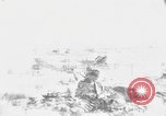 Standbild amerikanischer Soldaten in der Normandie beachhead Normandie Frankreich, 1944, aus Sekunde 22 historischem Filmmaterial Videoclip 65675049841