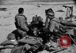 Standbild amerikanischer Soldaten in der Normandie beachhead Normandie Frankreich, 1944, aus Sekunde 23 historischem Filmmaterial Videoclip 65675049841