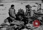 Standbild amerikanischer Soldaten in der Normandie beachhead Normandie Frankreich, 1944, aus Sekunde 24 historischem Filmmaterial Videoclip 65675049841