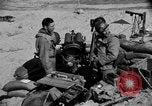 Standbild amerikanischer Soldaten in der Normandie beachhead Normandie Frankreich, 1944, aus Sekunde 25 historischem Filmmaterial Videoclip 65675049841