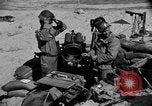Standbild amerikanischer Soldaten in der Normandie beachhead Normandie Frankreich, 1944, aus Sekunde 27 historischem Filmmaterial Videoclip 65675049841