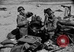 Standbild amerikanischer Soldaten in der Normandie beachhead Normandie Frankreich, 1944, aus Sekunde 28 historischem Filmmaterial Videoclip 65675049841