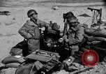 Standbild amerikanischer Soldaten in der Normandie beachhead Normandie Frankreich, 1944, aus Sekunde 29 historischem Filmmaterial Videoclip 65675049841