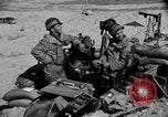 Standbild amerikanischer Soldaten in der Normandie beachhead Normandie Frankreich, 1944, aus Sekunde 30 historischem Filmmaterial Videoclip 65675049841