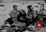 Standbild amerikanischer Soldaten in der Normandie beachhead Normandie Frankreich, 1944, aus Sekunde 31 historischem Filmmaterial Videoclip 65675049841