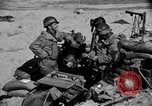 Standbild amerikanischer Soldaten in der Normandie beachhead Normandie Frankreich, 1944, aus Sekunde 32 historischem Filmmaterial Videoclip 65675049841