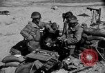 Standbild amerikanischer Soldaten in der Normandie beachhead Normandie Frankreich, 1944, aus Sekunde 34 historischem Filmmaterial Videoclip 65675049841