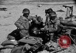 Standbild amerikanischer Soldaten in der Normandie beachhead Normandie Frankreich, 1944, aus Sekunde 35 historischem Filmmaterial Videoclip 65675049841