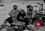 Standbild amerikanischer Soldaten in der Normandie beachhead Normandie Frankreich, 1944, aus Sekunde 36 historischem Filmmaterial Videoclip 65675049841