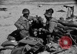 Standbild amerikanischer Soldaten in der Normandie beachhead Normandie Frankreich, 1944, aus Sekunde 37 historischem Filmmaterial Videoclip 65675049841