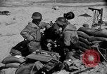 Standbild amerikanischer Soldaten in der Normandie beachhead Normandie Frankreich, 1944, aus Sekunde 38 historischem Filmmaterial Videoclip 65675049841