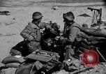 Standbild amerikanischer Soldaten in der Normandie beachhead Normandie Frankreich, 1944, aus Sekunde 39 historischem Filmmaterial Videoclip 65675049841