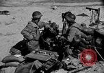 Standbild amerikanischer Soldaten in der Normandie beachhead Normandie Frankreich, 1944, aus Sekunde 40 historischem Filmmaterial Videoclip 65675049841
