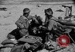 Standbild amerikanischer Soldaten in der Normandie beachhead Normandie Frankreich, 1944, aus Sekunde 41 historischem Filmmaterial Videoclip 65675049841