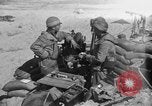 Standbild amerikanischer Soldaten in der Normandie beachhead Normandie Frankreich, 1944, aus Sekunde 42 historischem Filmmaterial Videoclip 65675049841