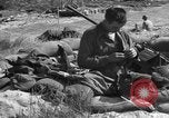 Standbild amerikanischer Soldaten in der Normandie beachhead Normandie Frankreich, 1944, aus Sekunde 43 historischem Filmmaterial Videoclip 65675049841