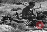 Standbild amerikanischer Soldaten in der Normandie beachhead Normandie Frankreich, 1944, aus Sekunde 44 historischem Filmmaterial Videoclip 65675049841