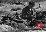Standbild amerikanischer Soldaten in der Normandie beachhead Normandie Frankreich, 1944, aus Sekunde 45 historischem Filmmaterial Videoclip 65675049841