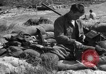 Standbild amerikanischer Soldaten in der Normandie beachhead Normandie Frankreich, 1944, aus Sekunde 46 historischem Filmmaterial Videoclip 65675049841