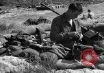 Standbild amerikanischer Soldaten in der Normandie beachhead Normandie Frankreich, 1944, aus Sekunde 48 historischem Filmmaterial Videoclip 65675049841