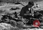 Standbild amerikanischer Soldaten in der Normandie beachhead Normandie Frankreich, 1944, aus Sekunde 49 historischem Filmmaterial Videoclip 65675049841