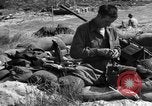 Standbild amerikanischer Soldaten in der Normandie beachhead Normandie Frankreich, 1944, aus Sekunde 50 historischem Filmmaterial Videoclip 65675049841