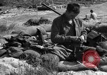 Standbild amerikanischer Soldaten in der Normandie beachhead Normandie Frankreich, 1944, aus Sekunde 51 historischem Filmmaterial Videoclip 65675049841