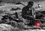 Standbild amerikanischer Soldaten in der Normandie beachhead Normandie Frankreich, 1944, aus Sekunde 52 historischem Filmmaterial Videoclip 65675049841