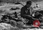 Standbild amerikanischer Soldaten in der Normandie beachhead Normandie Frankreich, 1944, aus Sekunde 53 historischem Filmmaterial Videoclip 65675049841