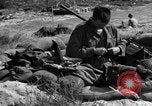 Standbild amerikanischer Soldaten in der Normandie beachhead Normandie Frankreich, 1944, aus Sekunde 54 historischem Filmmaterial Videoclip 65675049841