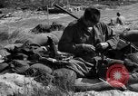 Standbild amerikanischer Soldaten in der Normandie beachhead Normandie Frankreich, 1944, aus Sekunde 55 historischem Filmmaterial Videoclip 65675049841