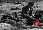 Standbild amerikanischer Soldaten in der Normandie beachhead Normandie Frankreich, 1944, aus Sekunde 56 historischem Filmmaterial Videoclip 65675049841