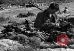 Standbild amerikanischer Soldaten in der Normandie beachhead Normandie Frankreich, 1944, aus Sekunde 57 historischem Filmmaterial Videoclip 65675049841