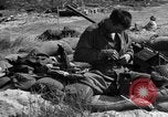 Standbild amerikanischer Soldaten in der Normandie beachhead Normandie Frankreich, 1944, aus Sekunde 59 historischem Filmmaterial Videoclip 65675049841